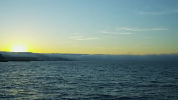 Sea fog över vattnet vid San Francisco Bay — Stockvideo