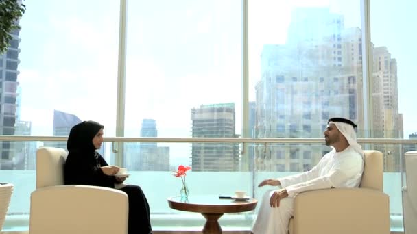 Arabski biznesmen i bizneswoman mający spotkanie — Wideo stockowe
