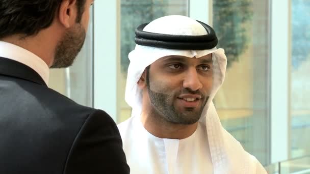 Reunión del equipo de negocios con un hombre de negocios árabe — Vídeo de stock