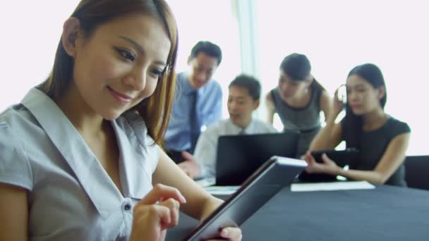 Mujer de negocios asiática utilizando la tableta inalámbrica — Vídeos de Stock