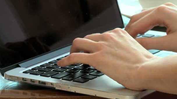 Bizneswoman wpisując na laptopie — Wideo stockowe