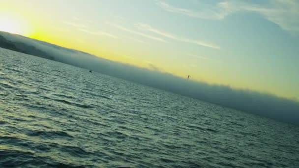 Niebla marina sobre el agua en la Bahía de San Francisco — Vídeos de Stock