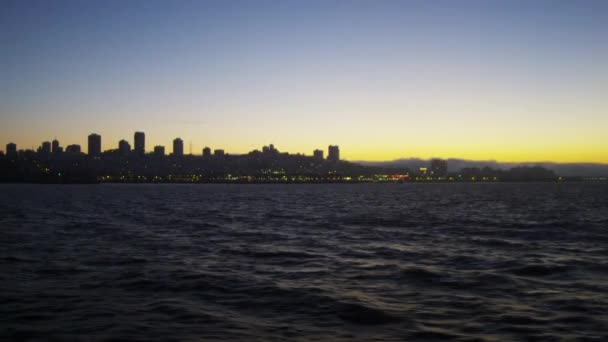 Haven van San Francisco verlicht bij zonsondergang — Stockvideo