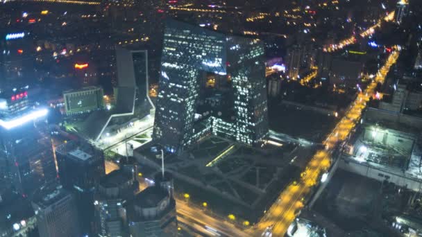 Kivilágított épületeket és a városi forgalom Pekingben — Stock videók