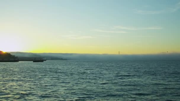 Sea fog över vattnet vid San Francisco Bay — Stockvideo