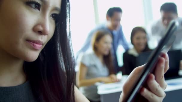 Mujer de negocios asiática utilizando la tableta inalámbrica — Vídeo de stock