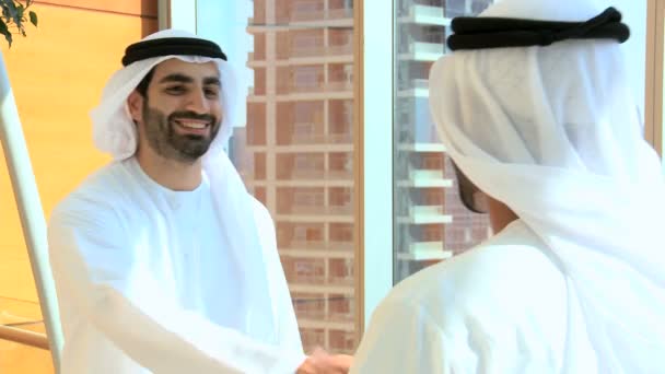 Empresarios árabes se reúnen en edificio de oficinas — Vídeo de stock
