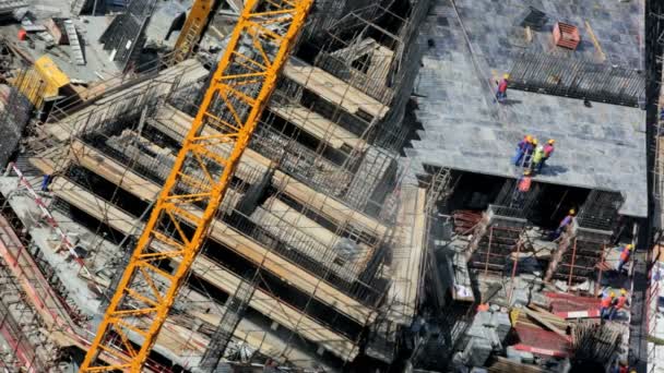 Arbeiter auf der Baustelle in Dubai — Stockvideo