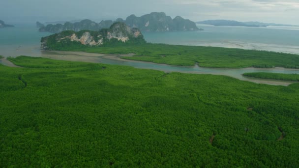 Απόκρημνου ασβεστολιθικού βράχου ακατοίκητα νησιά στην Ταϊλάνδη — Αρχείο Βίντεο