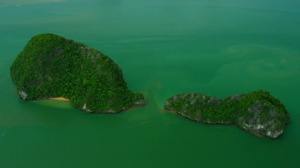 Kalkstensklippor vid Phang Nga Bay, Thailand — Stockvideo