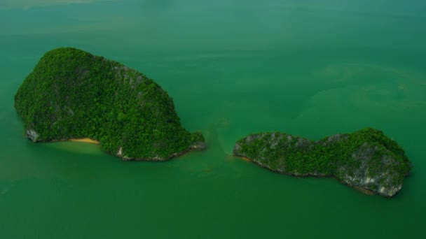 Falaises calcaires dans la baie de Phang Nga, Thaïlande — Video