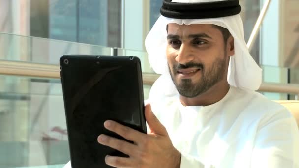 Arabischer Geschäftsmann mit digitalem Tablet — Stockvideo