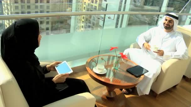 Homme d'affaires arabe et femme d'affaires discutant en fonction — Video