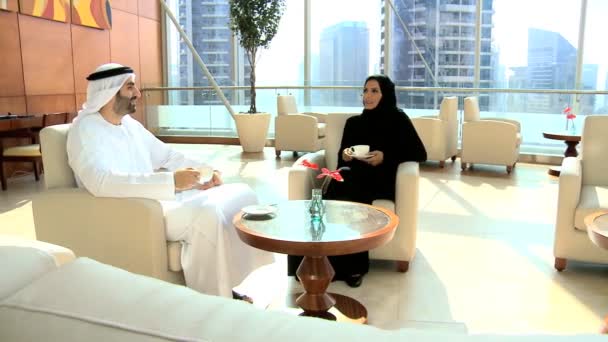 Empresário árabe e mulher de negócios discutindo no escritório — Vídeo de Stock