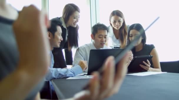 Επιχειρηματίας με χρήση ασύρματου tablet στην αίθουσα συνεδριάσεων — Αρχείο Βίντεο