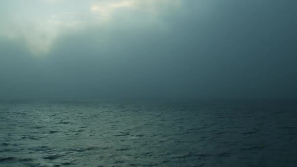 Nebel über dem Wasser in der Bucht von San Francisco — Stockvideo