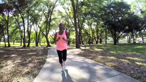 Afrikanische Amerikanerin joggt im Park — Stockvideo