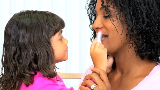 Madre con sua figlia che gioca con il rossetto — Video Stock