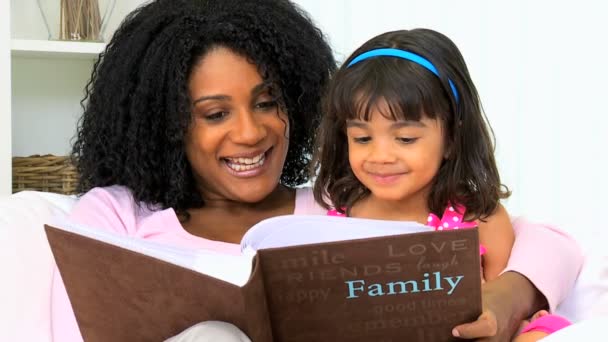 Mère avec sa fille regardant album photo — Video