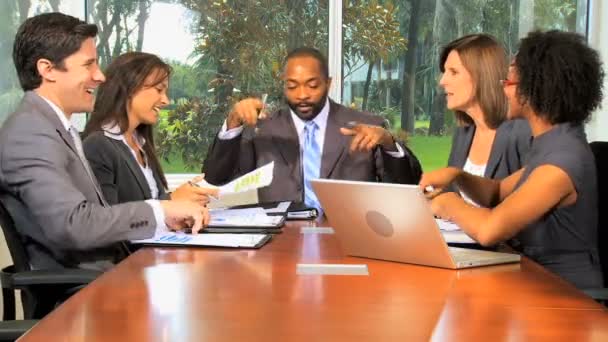 Gens d'affaires multiethniques ayant une réunion — Video