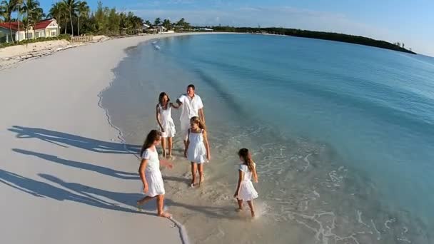 Familia caucásica caminando en la playa de arena — Vídeos de Stock