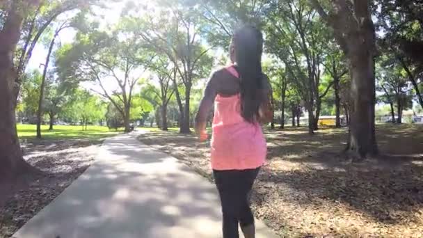 Kobieta korzystających z zasilania spaceru w parku — Wideo stockowe