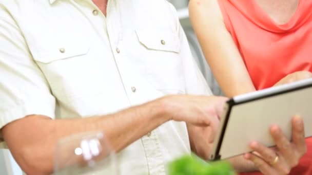 Couple préparant la salade en utilisant un comprimé — Video