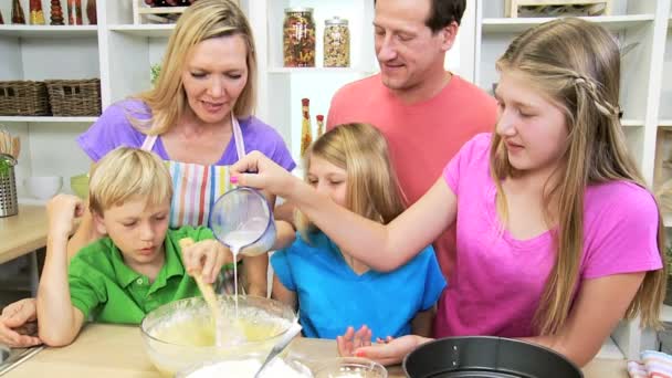 Parents et enfants font un gâteau ensemble — Video