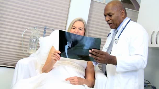 Röntgen sonucu hasta ile tartışırken radyolog — Stok video