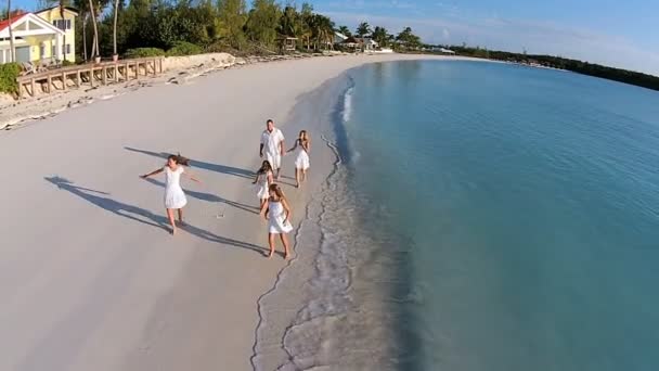 Familia caucásica caminando en la playa de arena — Vídeos de Stock