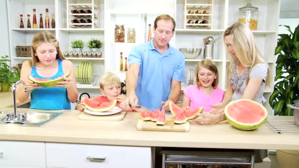 Rodiče a děti, sdílení meloun — Stock video
