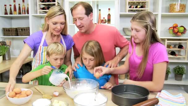 Rodzice i dzieci co ciasto razem — Wideo stockowe