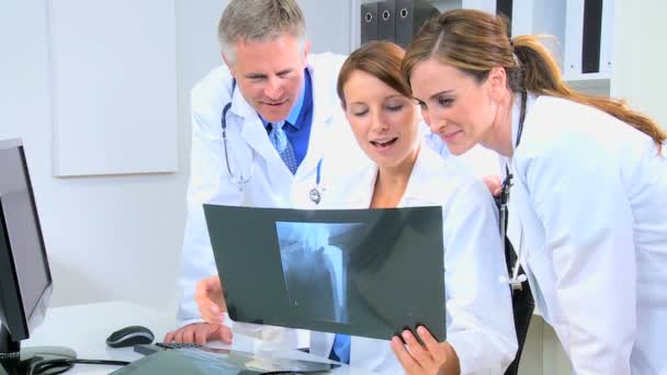 Médicos do sexo masculino e feminino discutindo testes de raios X — Vídeo de Stock