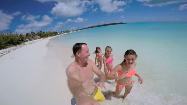 Familie op strand filmen zelfportret — Stockvideo