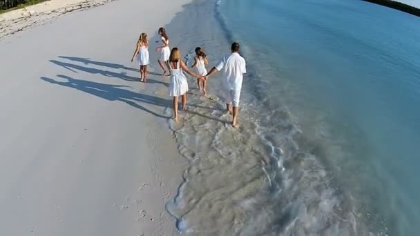 Beyaz aile kumsalda yürüyüş — Stok video