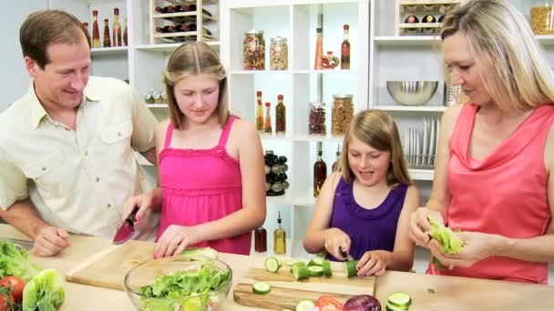 Familia en la cocina preparando la cena — Vídeos de Stock