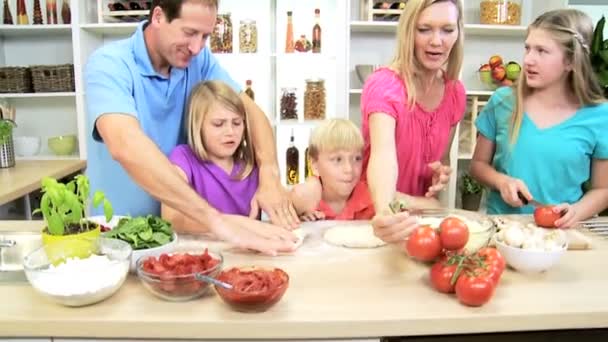 Ouders en kinderen maken pizza samen — Stockvideo