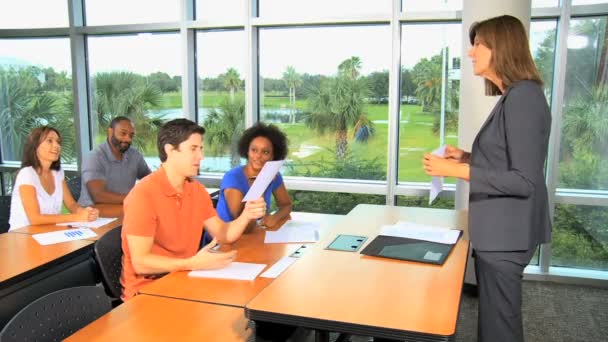 Étudiants adultes dans la salle de classe — Video