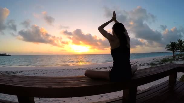 Νεαρή γυναίκα που κάνουν γιόγκα στην παραλία — Αρχείο Βίντεο