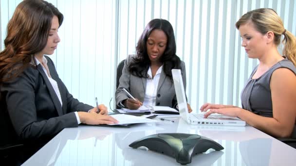 Mujeres de negocios que se reúnen en la moderna sala de juntas — Vídeos de Stock