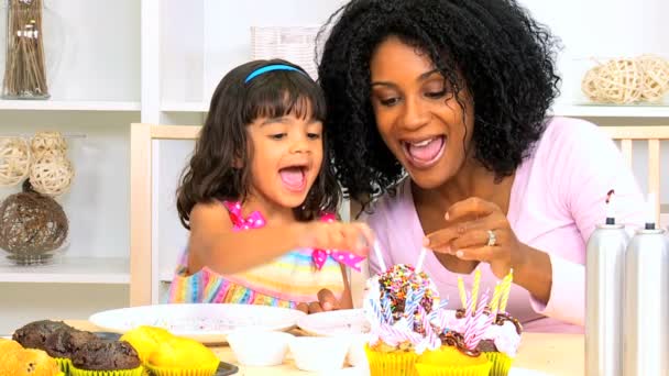 Mãe com sua filha fazendo cupcakes — Vídeo de Stock