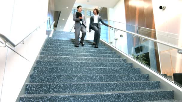 Multiethnische Geschäftsleute in Bürogebäuden — Stockvideo