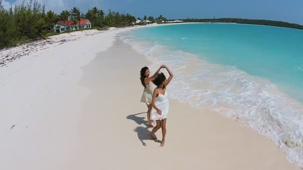 Multi etnische meisjes plezier op het strand — Stockvideo