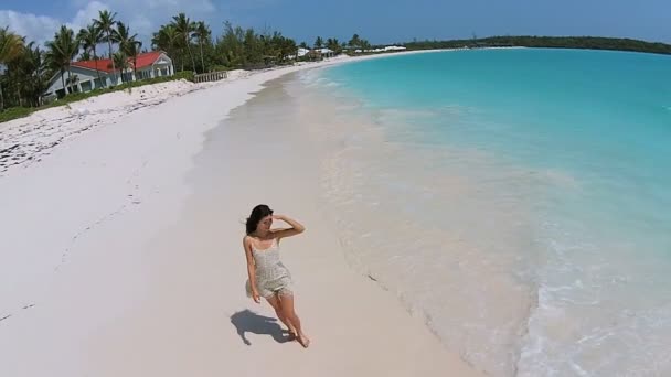 Chinese girl barefoot walking on the beach — Stock Video