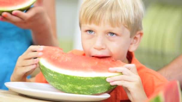 Ouders en kinderen delen watermeloen — Stockvideo