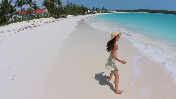 Chinees meisje blootsvoets lopen op het strand — Stockvideo