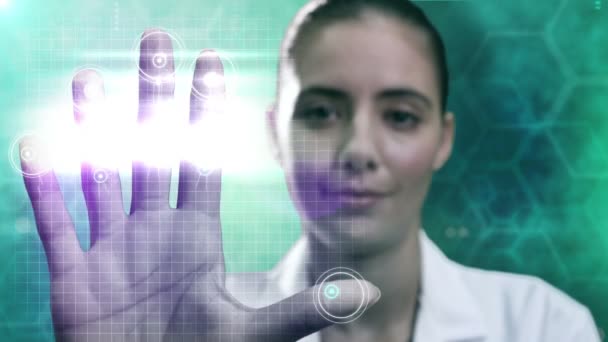 Femme médecin en utilisant la technologie d'écran tactile — Video