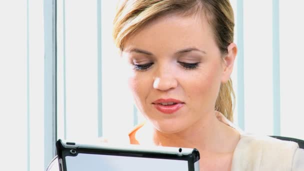 Mulher de negócios caucasiana usando tablet sem fio — Vídeo de Stock