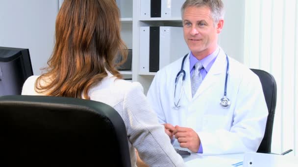 Бізнес-леді зустрічається з лікарем в медичному кабінеті — стокове відео