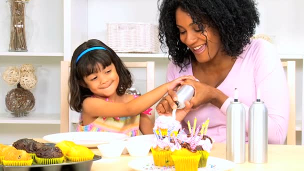 Mère avec sa fille faire des cupcakes — Video